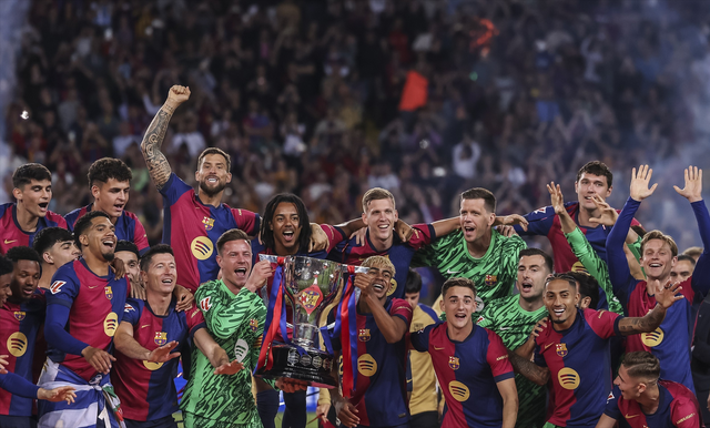 内马尔赛前牵着自己的女儿马维入场，之后还给女儿比心（赛前温情一幕：内马尔牵女儿马维入场并隔空比心）