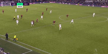 太阳报：B费夺冠面无表情，曼联球迷社媒盛赞他为称职队长（《太阳报》：B费捧杯仍冷面，曼联球迷在社媒齐赞其为合格队长）