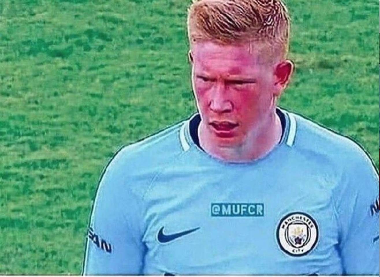 拦都拦不住！对手疑肘击队友，梅西出头“教育”阿根廷老乡（看不下去！对手疑肘击队友，梅西挺身而出训斥阿根廷同胞）