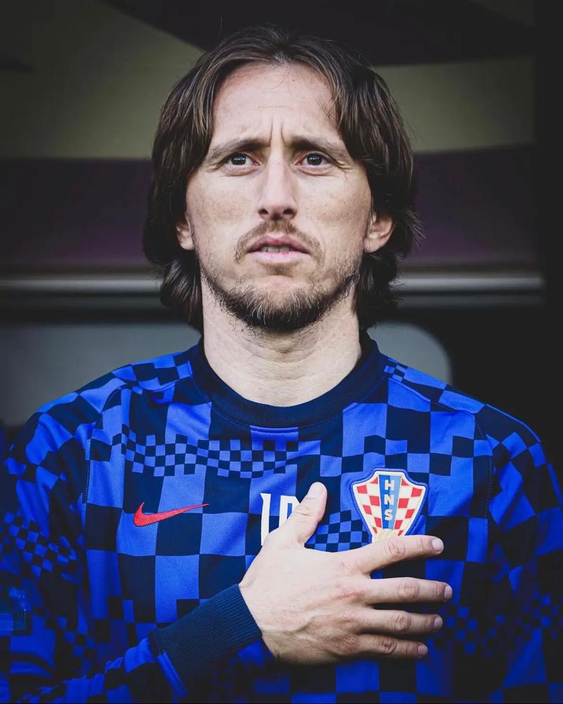 世体：梅西亲签的新秀球星卡被拍卖行估值35000欧元（世体：梅西亲签新秀卡获拍卖行估价3.5万欧元）